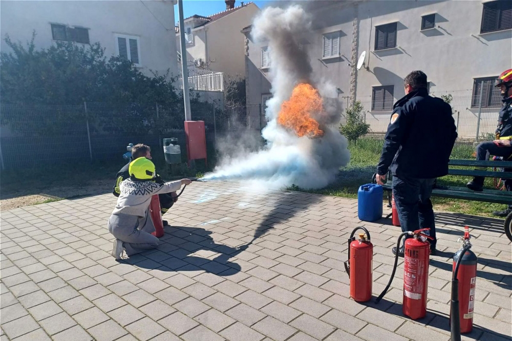 Vatrogasci župskog DVD-a djelatnicima &scaron;kole održali predavanje "Postupanja u slučaju požara" (FOTO)