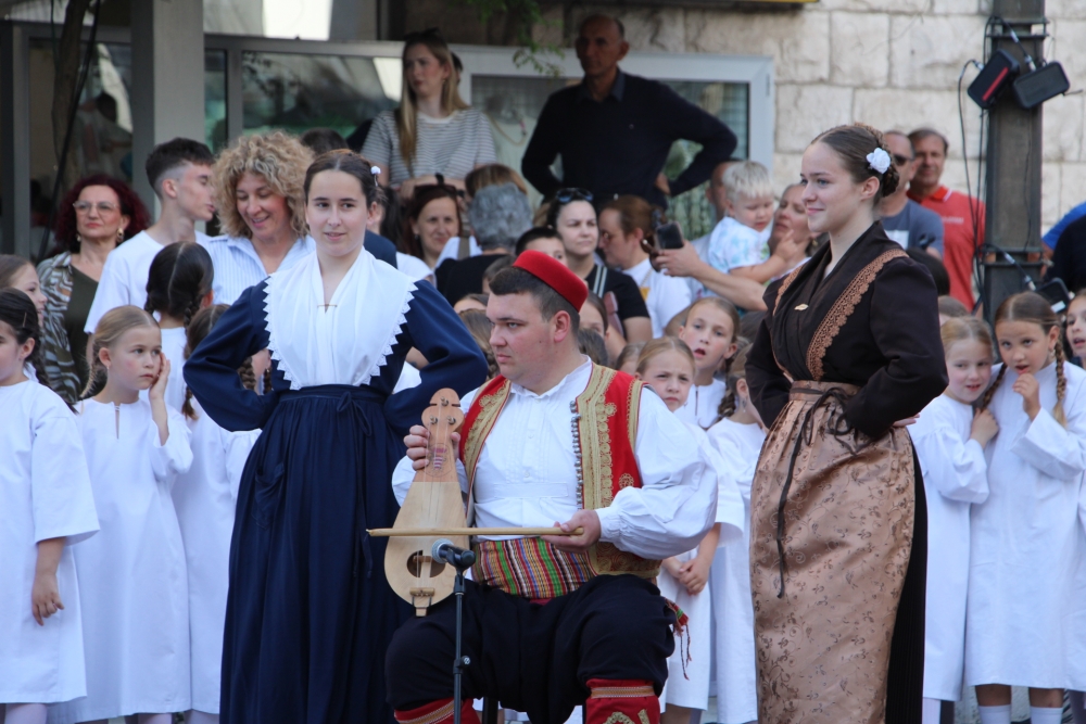 KUD Marko Marojica nastupio na svečanom otvaranju 39. smotre folklora "Na Neretvu misečina pala"